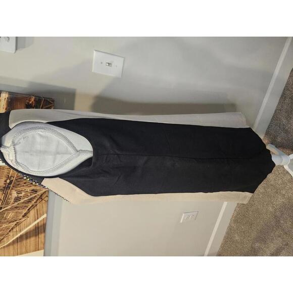 Doncaster Elegant Two-Tone Sleeveless Dress - Picture 3 of 11